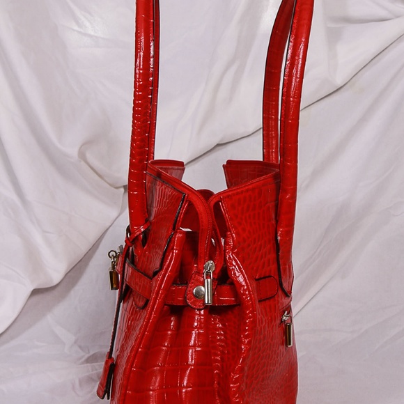 Red Alligator-texture Cleo&Patel, gold trim Purse - Picture 3 of 5
